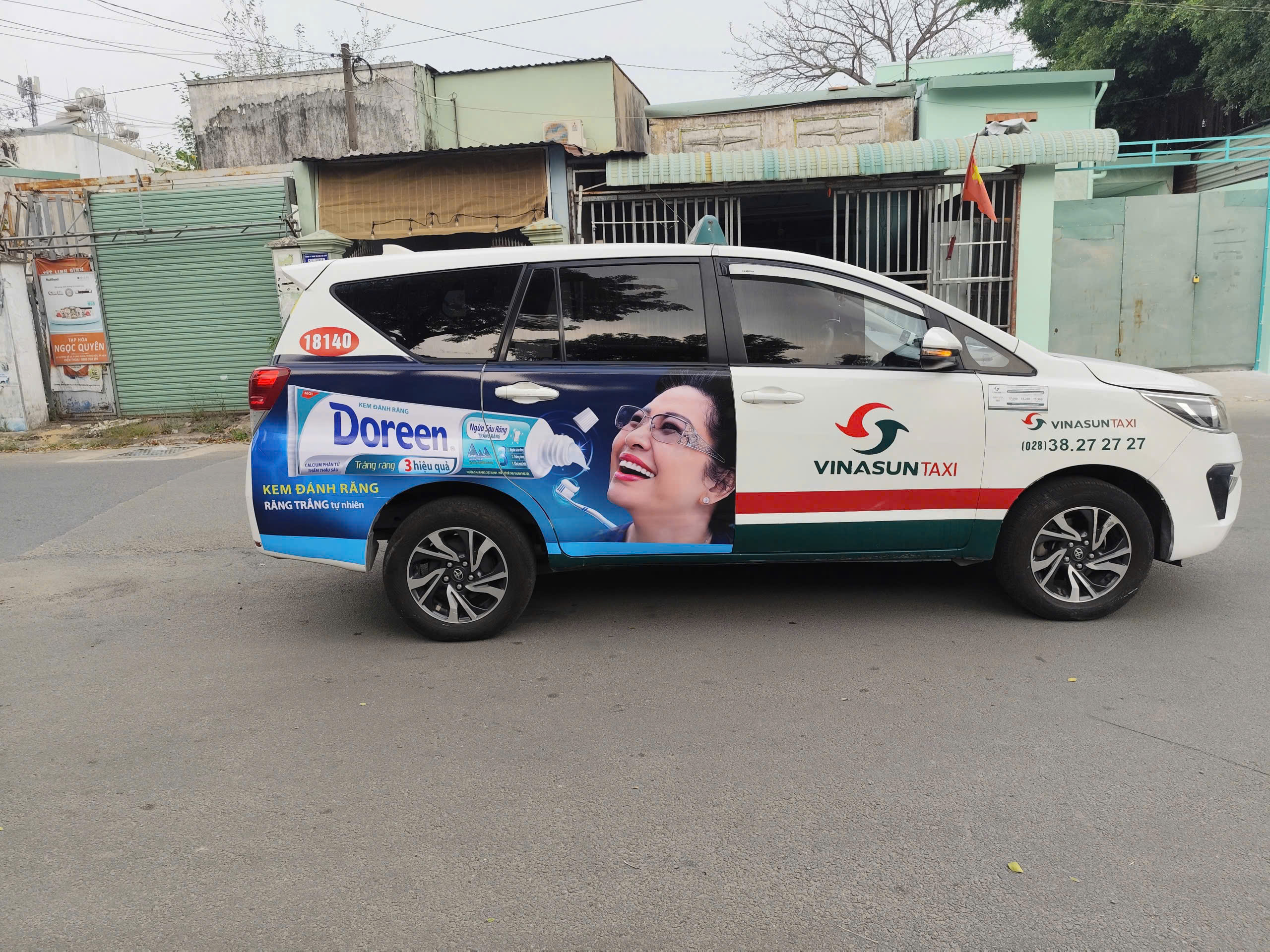 Thợ thi công dán decal taxi chuyên nghiệp